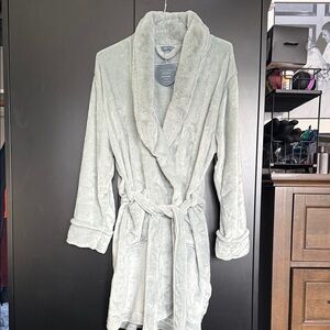 Legacy Women's Soft Plush Robe in Light Gray